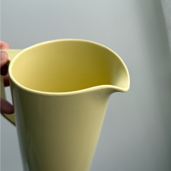 Vintage 50s Pastel Yellow Melmac Juice Pitcher Jug Kitchen Utensil Holder - Picture 4 of 12